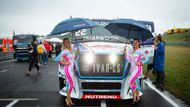 Sobota na severu Čech propršela, takže grid girls Buggyry byly notně prokřehlé.