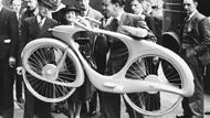 Jízdní kolo Spacelander navrhl Benjamin Bowden v roce 1946 s představou, že takto jednou budou v budoucnosti vypadat bicykly. Prototyp byl vybavený hnacím hřídelem a dynamem, které při jízdě z kopce ukládalo energii a při šlapání do kopce ji vydávalo. Baterie uvnitř rámu poháněla světla, klakson a vestavěné rádio.