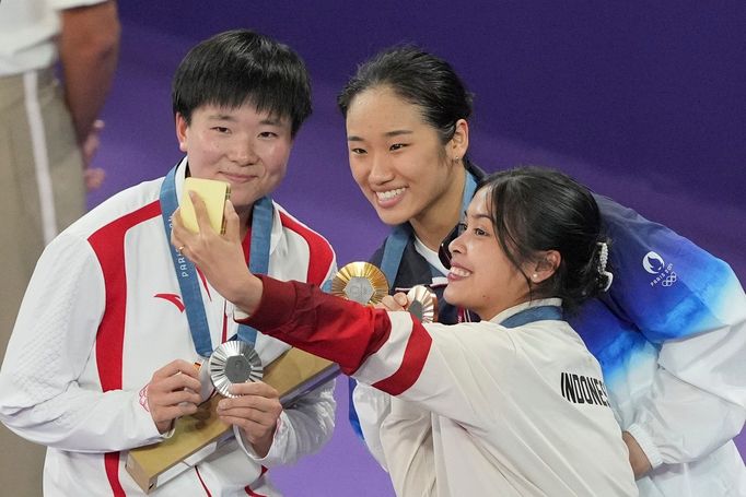 Zleva stříbrná Číňanka Che Ping-ťiao, zlatá Jihokorejka An Se-jong a bronzová Indonésanka Gregoria Tunjungová.