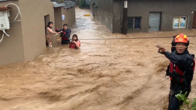 Čínu zasáhl tajfun Lekima