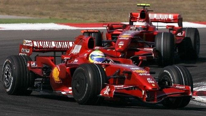 Piloti stáje Ferrari Felipe Massa stíhaný Kimi Räikkönen na trati Velké ceny Turecka.