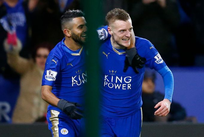 Jamie Vardy a Riyad Mahrez slaví gól Leicesteru