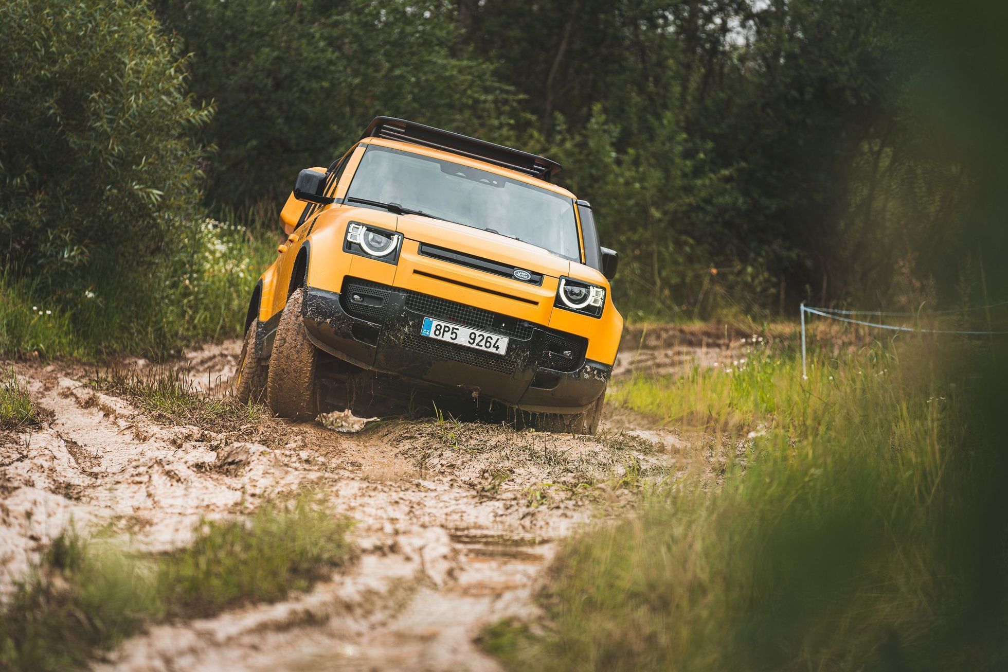 Land Rover Defender в грязи