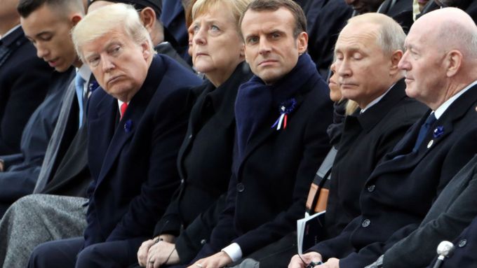 Světoví státníci se sešli u Vítězného oblouku v Paříži na vzpomínkové akci u příležitosti stého výročí konce první světové války.