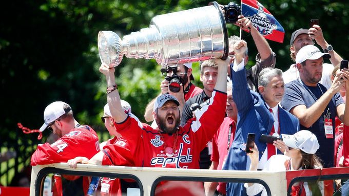 Alexandr Ovečkin slaví ve Washingtonu zisk Stanley Cupu.
