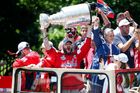 Šílenství v centru Washingtonu. Ovečkin přivezl Stanley Cup na střeše autobusu, gratuloval i Obama