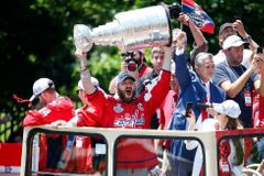 Šílenství v centru Washingtonu. Ovečkin přivezl Stanley Cup na střeše autobusu, gratuloval i Obama