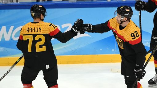 Němečtí hokejisté se radují z branky do sítě Číny na ZOH 2022.