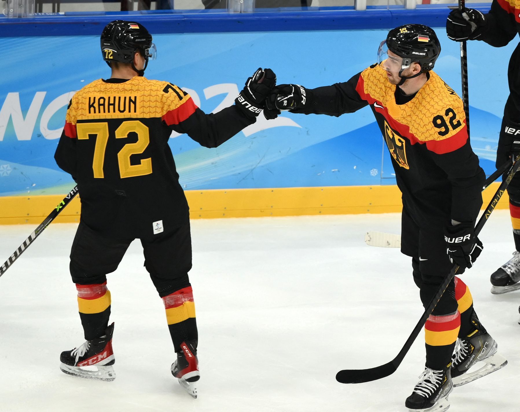 Němečtí hokejisté se radují z branky do sítě Číny na ZOH 2022.