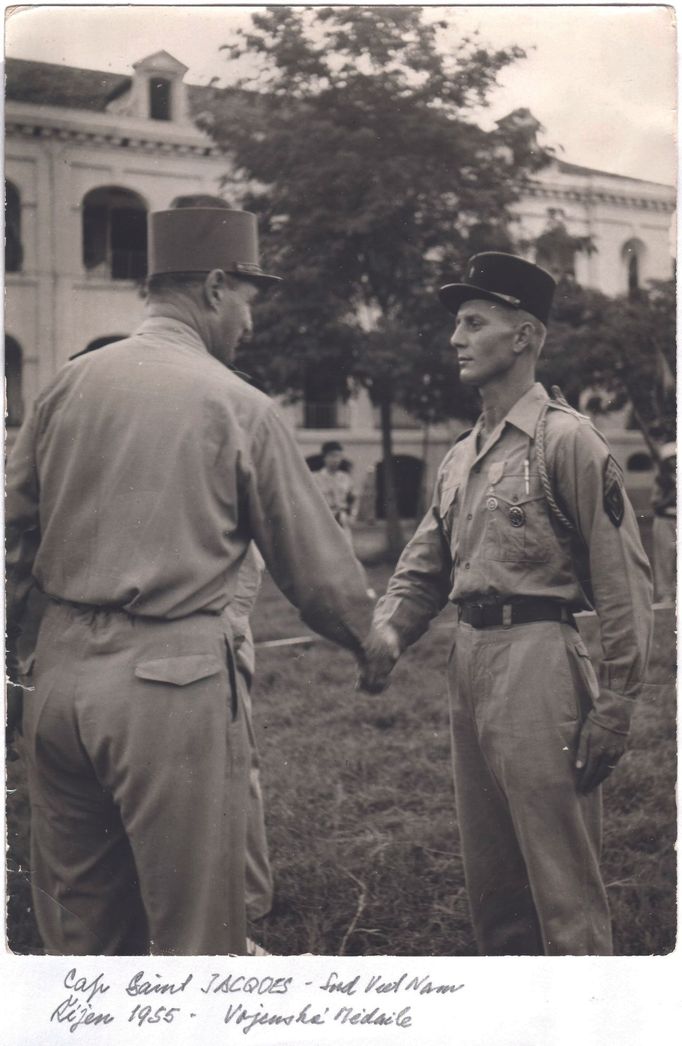 Pavel Knihař při obdržení nejvyššího vyznamenání pro poddůstojníky, Médaile Militaire. Začínal jako sedmnáctiletý vojín a po třiceti letech odešel do výslužby.