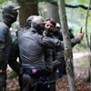 Německá policie začala s vyklízením lesa u uhelného dolu.