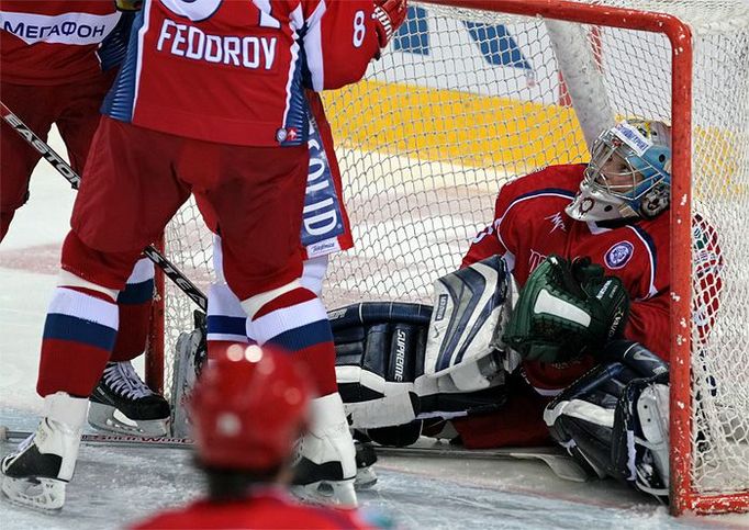 Češi ve 3. třetině usilovně tlačili na Rusy a to doslova, když gólmana Biryukova zatlačili až do jeho brány.