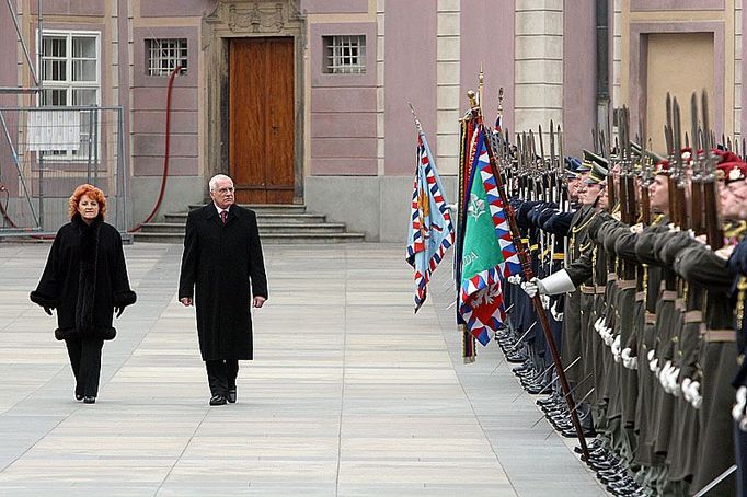 Hrad opět vítá Vaclava Klause. S ministryní obrany Vlastou Parkanovou procházejí podél slavnostně vyšňořené hradní stráže.