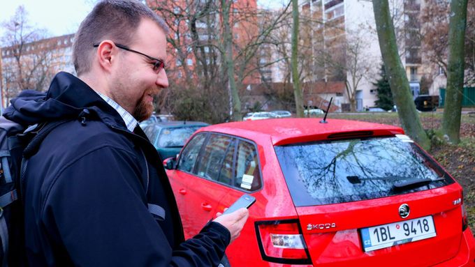 Služba sdílení aut má mnoho výhod, nemusíte vůz servisovat ani platit pojištění, v některých částech Prahy lze navíc parkovat v modrých zónách.