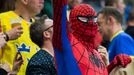 MS 2015, Švédsko - Švýcarsko: švédský fanoušek jak Spiderman