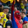 MS 2015, Švédsko - Švýcarsko: švédský fanoušek jak Spiderman