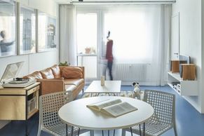Panelový byt v pražském Švéďáku proměnili v moderní retro. Inspiroval je i Bauhaus