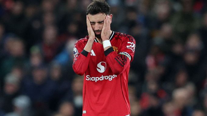 Smutný kapitán Manchesteru United Bruno Fernandes.