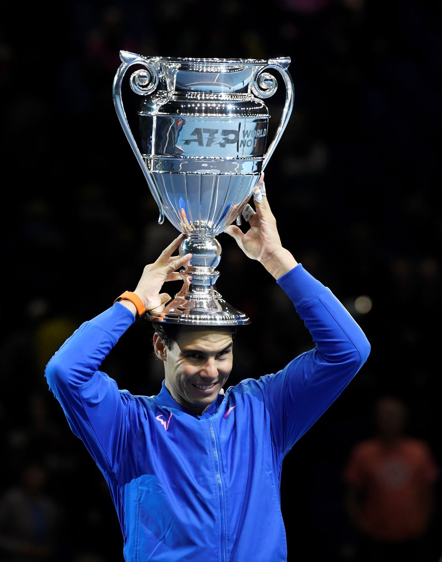 Rafael Nadal s trofejí pro světovou jedničku