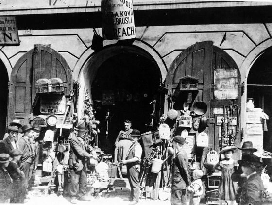 Obchod v židovském ghettu, Josefov, Praha, cca 1900. Nafotil Jindřich Eckert.