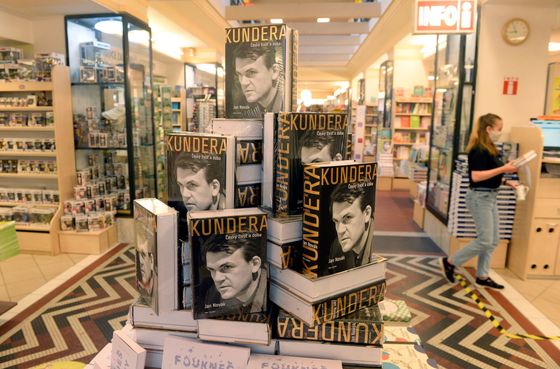 Novákova kniha o Kunderovi na pultech knihkupectví Luxor v Praze.