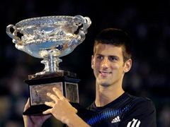 Vítězná trofej v rukou Novaka Djokoviče
