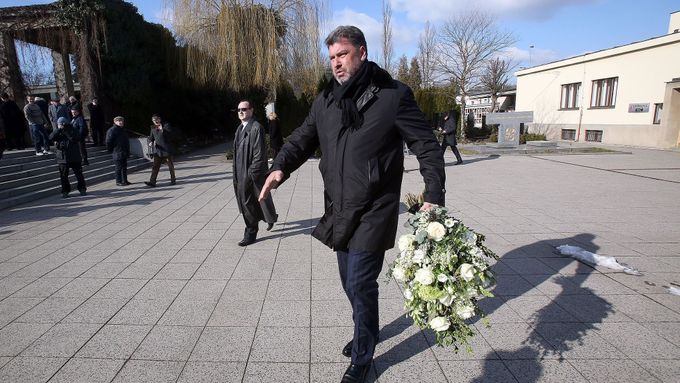 Prezidentův poradce Martin Nejedlý jde na pohřeb Miroslava Šloufa.