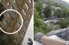 Dramatické video: "Hlavně neotvírej okno!" Seniorka v Praze visela za nohu v 7. patře