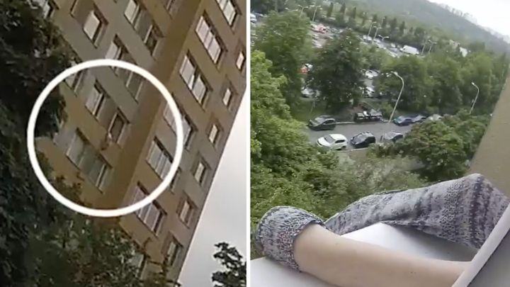 Dramatické video: "Hlavně neotvírej okno!" Seniorka v Praze visela za nohu v 7. patře; Zdroj foto: Facebook/Policie ČR
