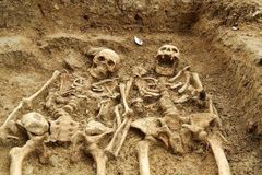 700 let se drželi za ruce v tajném hrobě. Komu těla patří?