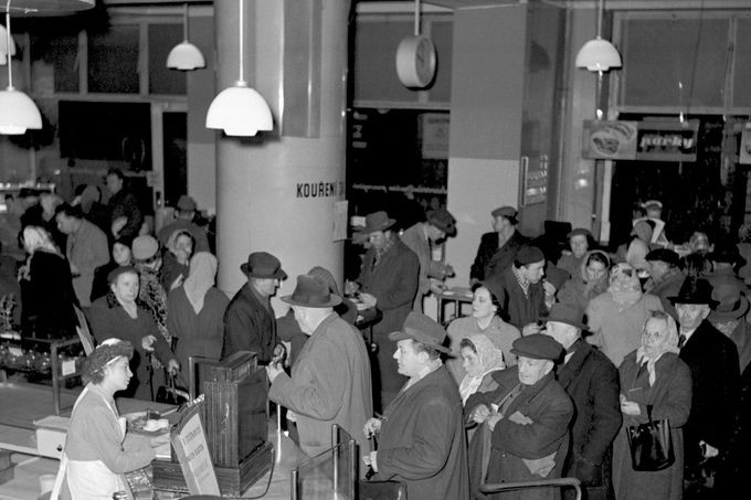 Automat Koruna - záběr ze samoobslužné jídelny. Rok 1956