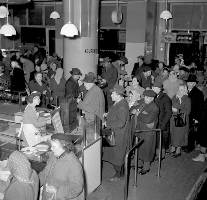 Automat Koruna - záběr ze samoobslužné jídelny. Rok 1956