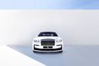 Rolls-Royce Ghost se poprvé představil v roce 2009, kdy cílil na zákazníky, kteří chtěli Rolls-Royce, ale ne Phantom.