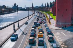 Rusko chce podporovat nákupy elektromobilů domácí výroby dotací až 180 tisíc korun