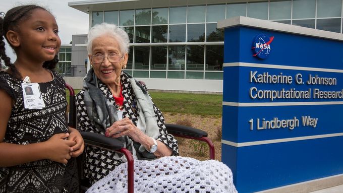 Katherine Johnsonová v roce 2017 před nově otevřeným výpočetním střediskem NASA, které nese její jméno.