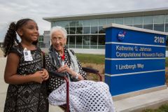 Říkali jí počítač v sukních, stojí za klíčovými úspěchy NASA. Nyní se dožila 100 let