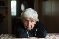 Tisíce seniorů nemají peníze na bydlení, na energie. Trpí nouzí. Chybí jim informace