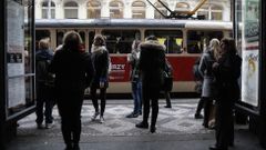 Ilustrační foto - dav, skupina, lidé, Češi, turisté, cestující, MHD, Praha, tramvaj