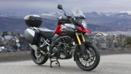 Suzuki V-Strom 1000 - Japonci mají pro letošní rok novou generaci modelu V-Strom, která v litrovém provedení dosahuje výkonu 74 kW.  Samozřejmostí je ABS a další výbava. Cena začíná na 319 900 korunách.