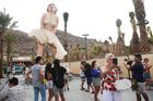 Socha Marilyn Monroe láká turisty na odhalené pozadí. Je sexistická, vadí místním