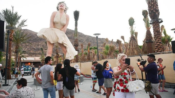 Socha Marylin Monroe se po sedmi letech vrátila do Palm Springs. Tamní obyvatelé jsou proti.