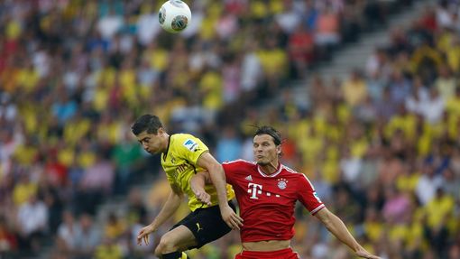 Fotbal, německý Superpohár, Dortmund - Bayern: Robert Lewandowski - Daniel van Buyten