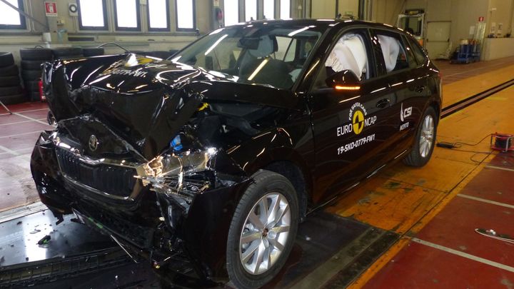 Škoda Scala ochrání dospělého lépe než velké SUV od Mercedesu, ukázaly crashtesty