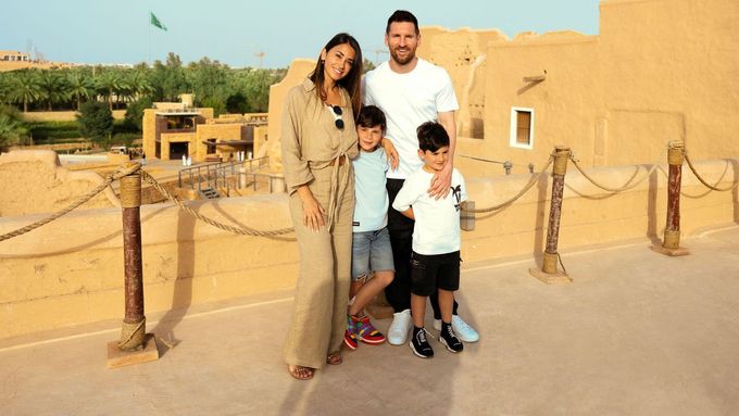 Lionel Messi s manželkou Antonelou Roccuzzovou a jejich syny při návštěvě Saúdské Arábie minulý týden