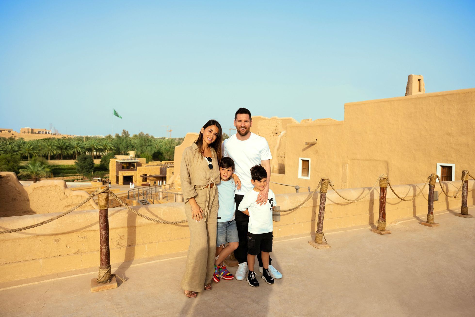 Lionel Messi s manželkou Antonelou Roccuzzovou a jejich syny při návštěvě Saúdské Arábie