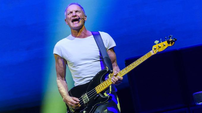 Na aktuální turné vyrazil Sting s novou černou baskytarou značky Fender.