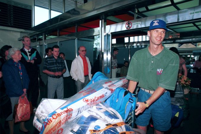 Dominik Hašek po příletu do Prahy v roce 1994