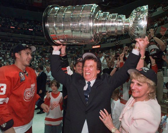 Mike Ilitch se Stanley Cupem z roku 1998.