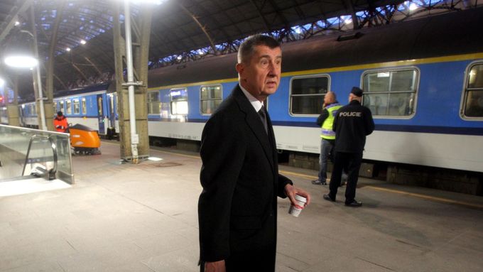 Andrej Babiš ještě jako vicepremiér míří na výjezdní zasedání Sobotkovy vlády, snímek z hlavního nádraží v Praze z roku 2015.