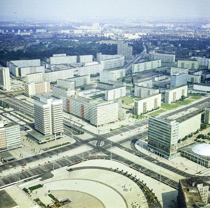 Letecký pohled na centrum východního Berlína z televizní věže v roce 1975. V popředí Alexanderplatz, za ním Karl-Marx-Allee s typickou socialistickou zástavbou.